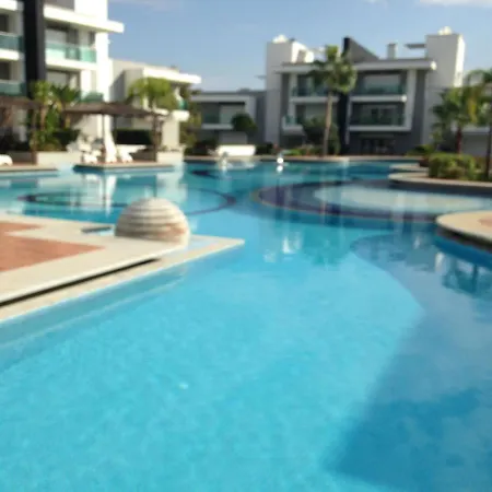 Wonderful 2 Bed First Floor Home In An Outstanding Community, Ticks Every Box 아파트 시데