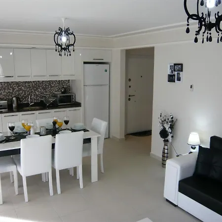 Wonderful 2 Bed First Floor Home In An Outstanding Community, Ticks Every Box シダ