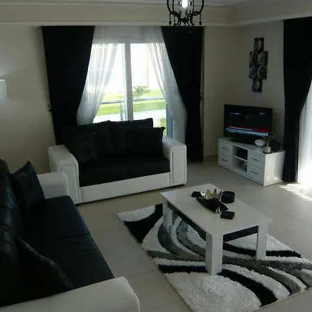 Wonderful 2 Bed First Floor Home In An Outstanding Community, Ticks Every Box シダ