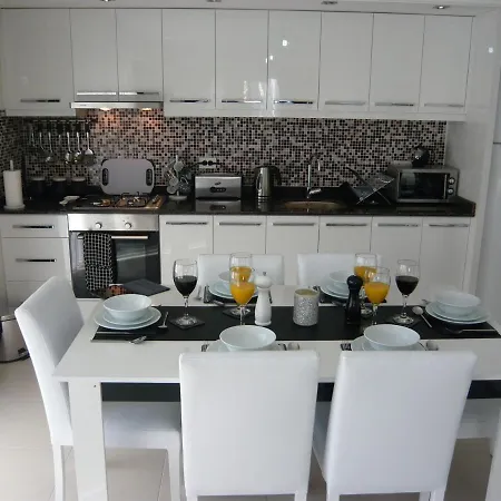 Wonderful 2 Bed First Floor Home In An Outstanding Community, Ticks Every Box シダ
